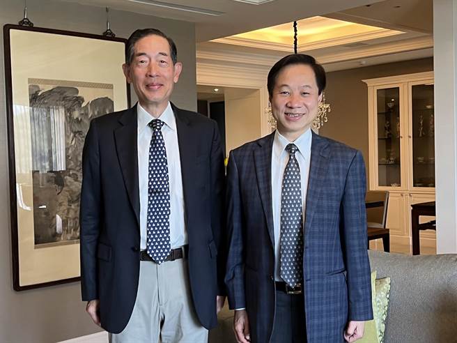 东海大学董事长吴清迈（左）续任东海大学第35届董事长，表示将持续支持校长张国恩（右）的各项治校政策。（东海大学提供／张妍溱台中传真）