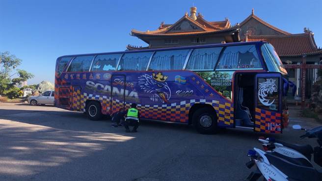 一辆搭载彰化市42位乘客的游览车，驾驶未留意视线死角，75岁潘姓妇人惨遭擦撞送医不治。(民眾提供)