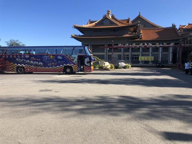 一辆搭载彰化市42位乘客的游览车，驾驶未留意视线死角，75岁潘姓妇人惨遭擦撞送医不治。(民眾提供)