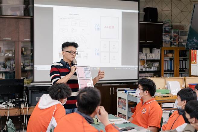 国立花莲高工美术科老师黄兆伸以「艺起玩桌游」教案，获教育部「全国高级中等学校创新教学奖评选」个人组银质奖肯定。（花莲高工提供／罗亦晽花莲传真）