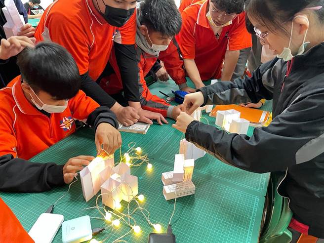 国立花莲高工美术科老师黄兆伸以「艺起玩桌游」教案，获教育部「全国高级中等学校创新教学奖评选」个人组银质奖肯定。（花莲高工提供／罗亦晽花莲传真）