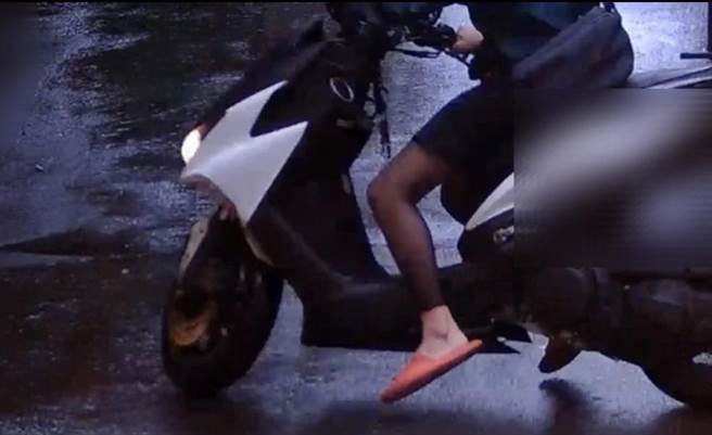 曹男穿著短裙、黑絲襪騎乘機車。（民眾提供）