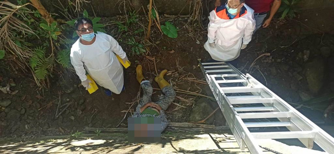 杨姓老翁有高血压却忘记吃药就到山区果园耕作，突然晕眩摔入山沟，救护人员协助他从3米深的山沟脱困。（读者提供／程炳璋台南传真）