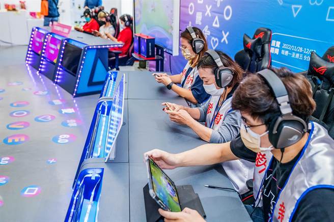 明新科大USR成果展，开幕式举办跨世代「乐活电竞」友谊赛，新国社区与竹北乐龄中心跟大学生一起尬玩。（罗浚滨摄）