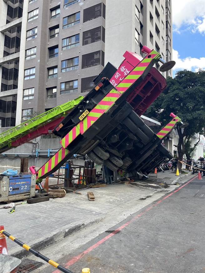 中市1處建案工地的大吊車發生側翻意外，底盤車輪朝天畫面驚心。（民眾提供）