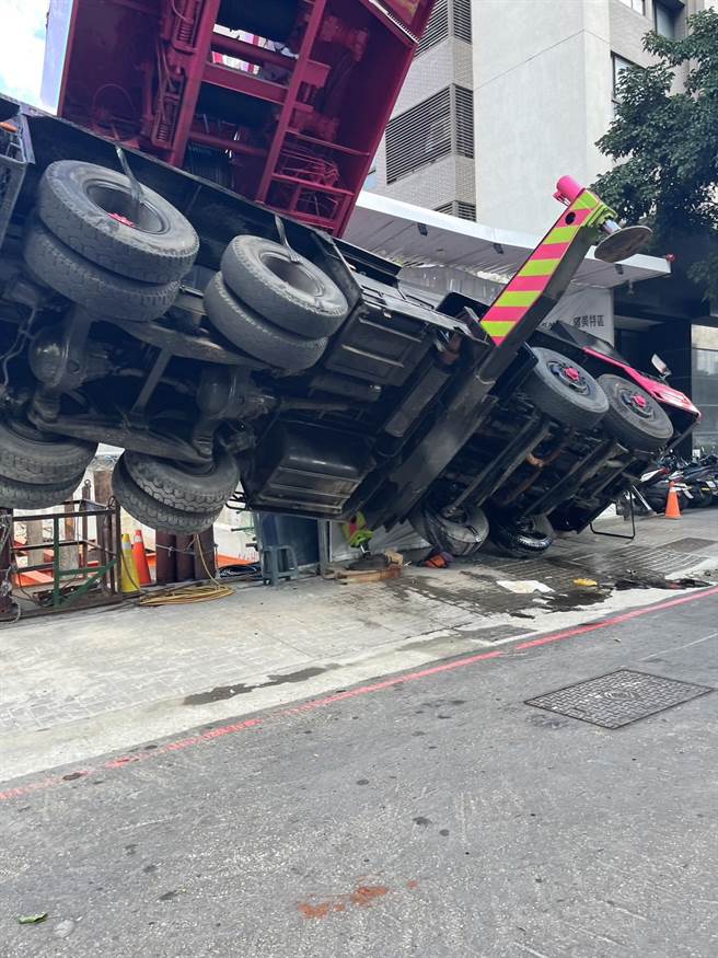 中市1處建案工地的大吊車發生側翻意外，底盤車輪朝天畫面驚心。（民眾提供）