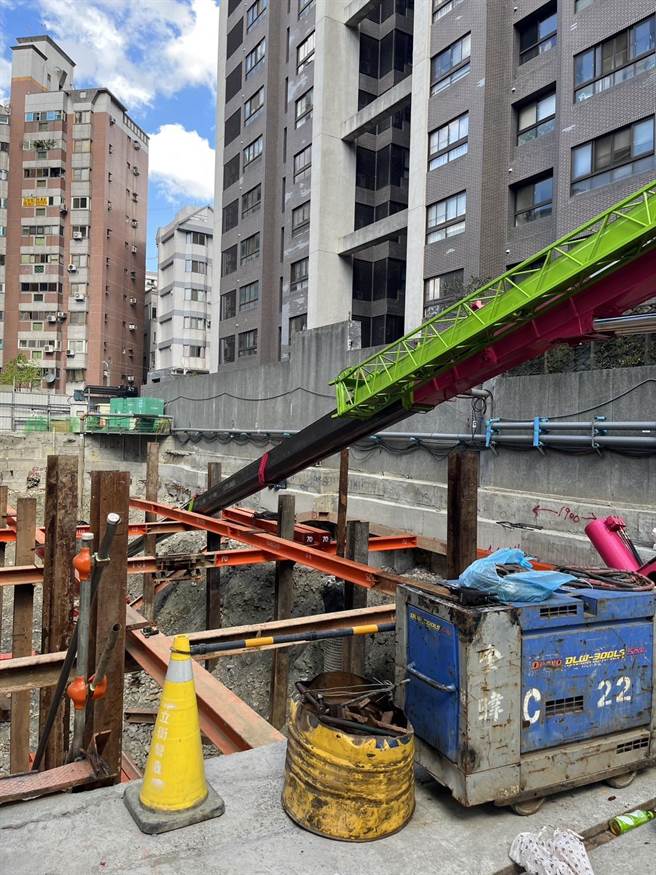 中市1處建案工地的大吊車發生側翻意外，吊臂掉進地基坑洞。（民眾提供）