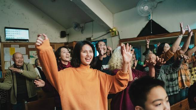 林亭莉不仅主演《哈勇家》，同时也为电影献唱。（华映提供）