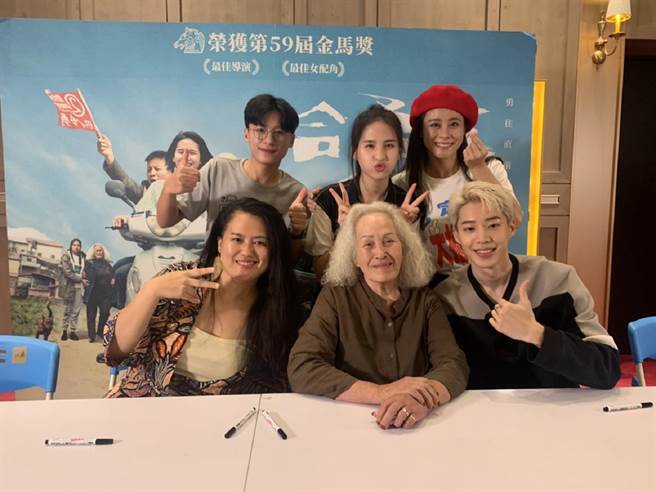 《哈勇家》演员群出席台中见面签名会。（华映提供）