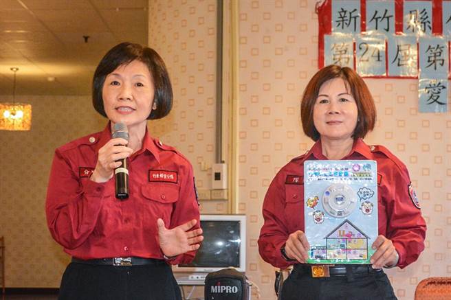 新竹縣婦女防火宣導總隊竹東分隊分隊長林原香（左），榮獲今年內政部消防署全國防火宣導志工菁英的肯定。（新竹縣政府提供／羅浚濱新竹傳真）