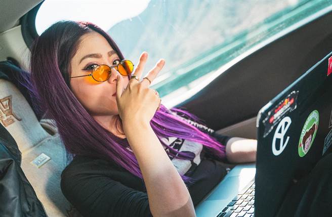 RayRay推出个人首张专辑《Unearthy World》。（Spacecraft提供）