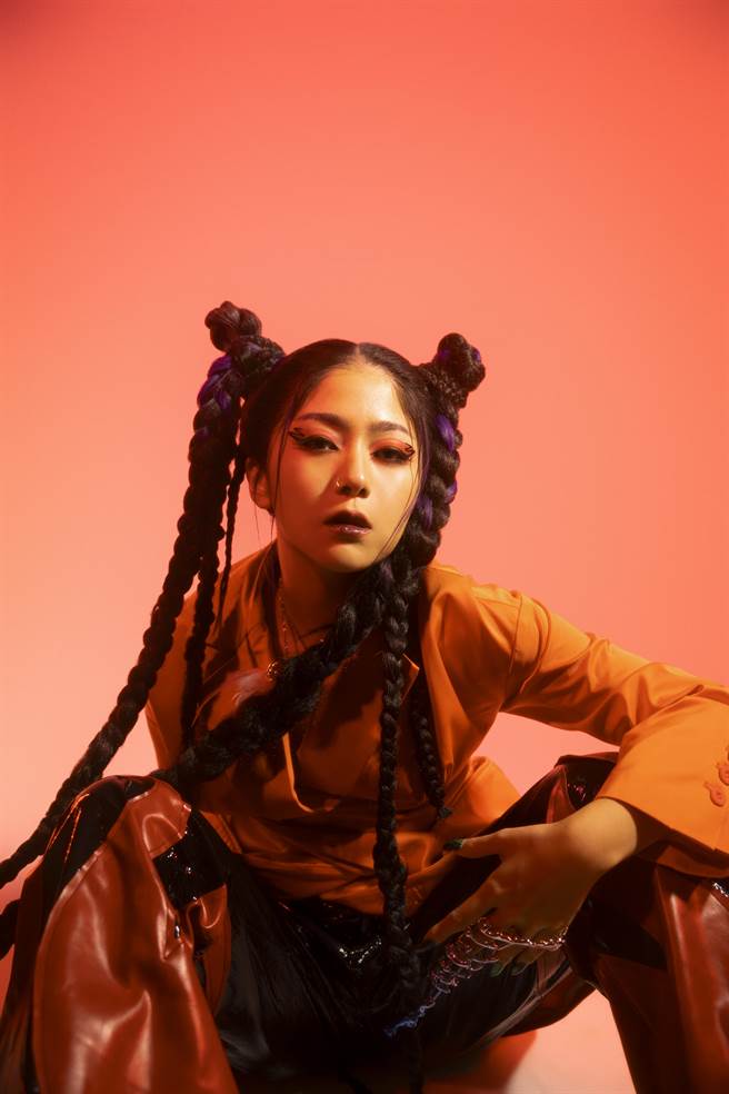 RayRay推出个人首张专辑《Unearthy World》。（Spacecraft提供）