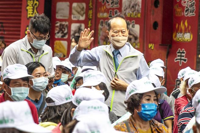 前縣長鄭永金2個兒子分別當選竹北市長和縣議員，順利交棒到第2代，讓鄭家東山再起。（羅浚濱攝）