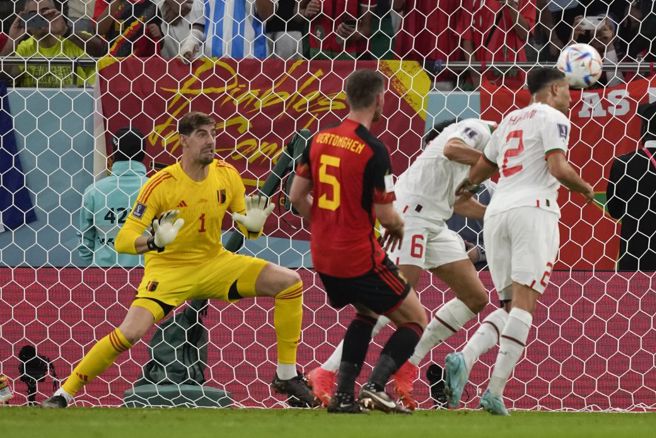 比利时守门员库尔图瓦(左)被摩洛哥自由球破门，所幸对手有人越位。（美联社）