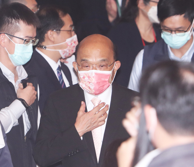 行政院长苏贞昌（中）请辞获留任。（陈怡诚摄）