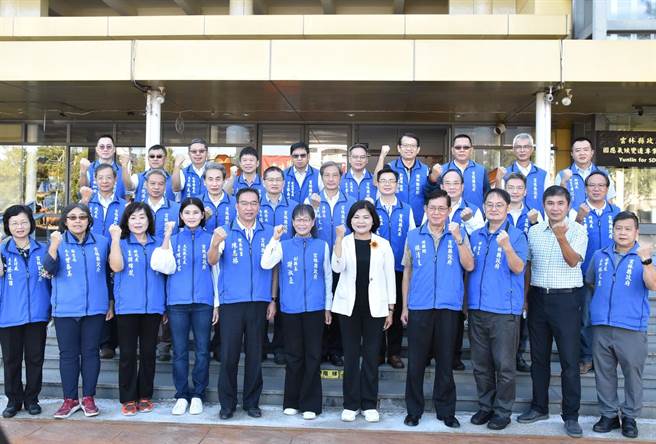 云林县长张丽善（前右五）与县府1级主管大合照，宣示4年施政方向拚未来8年。（张朝欣摄）