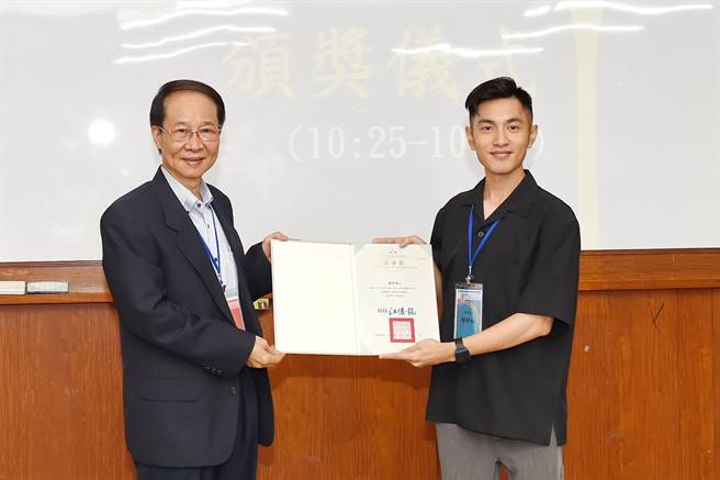 「2022年台中客家三行诗暨客家春联创作大赛」分为三行诗及客家春联2组别，各选出8件优秀作品，得奖者横跨老中青三代。（静宜大学提供）