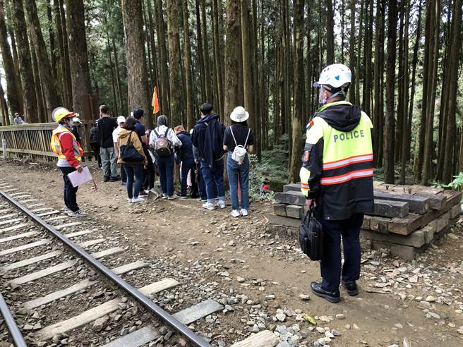 阿里山林业铁路及文化资产管理处会同阿里山派出所前往取缔规劝，当场发现43名游客在铁路上行走。（林铁及文资处提供∕吕妍庭嘉义传真）