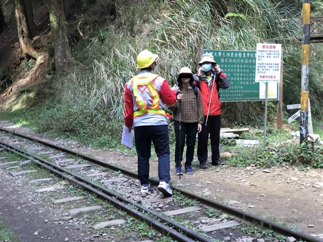 阿里山林业铁路及文化资产管理处会同阿里山派出所前往取缔规劝，当场发现43名游客在铁路上行走。（林铁及文资处提供∕吕妍庭嘉义传真）