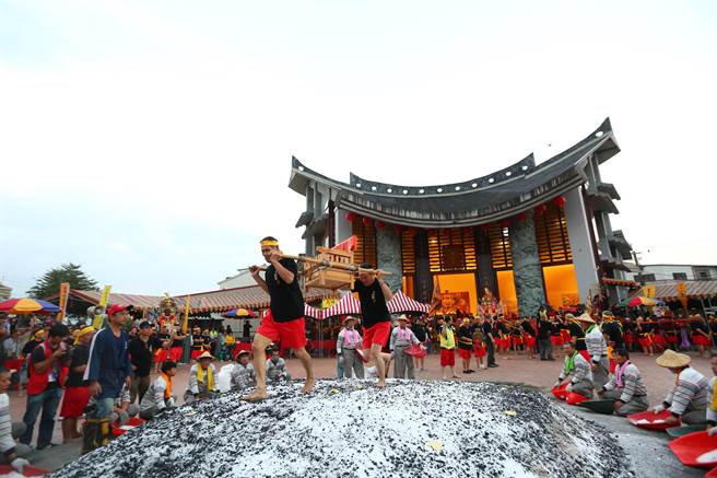 一年一度的宗教盛事「二结王公过火」。（五结乡公所提供／吴佩蓉宜兰传真）