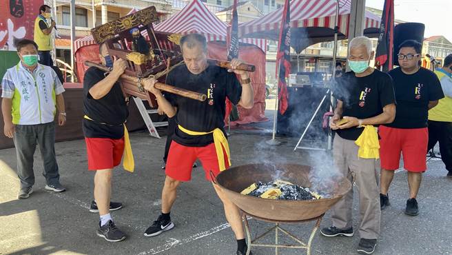 12月8日下午1时30分登场，还有「钻轿底，求平安」、「取炭净衣」等热闹活动，祈求家人平安健康「炭」大钱。（吴佩蓉摄）