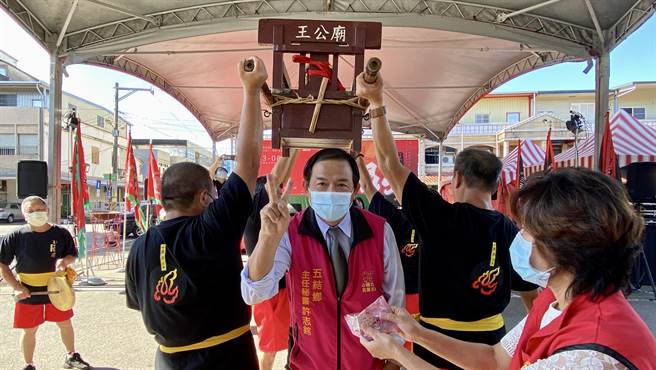 12月8日下午1时30分登场，还有「钻轿底，求平安」、「取炭净衣」等热闹活动，祈求家人平安健康「炭」大钱。（吴佩蓉摄）