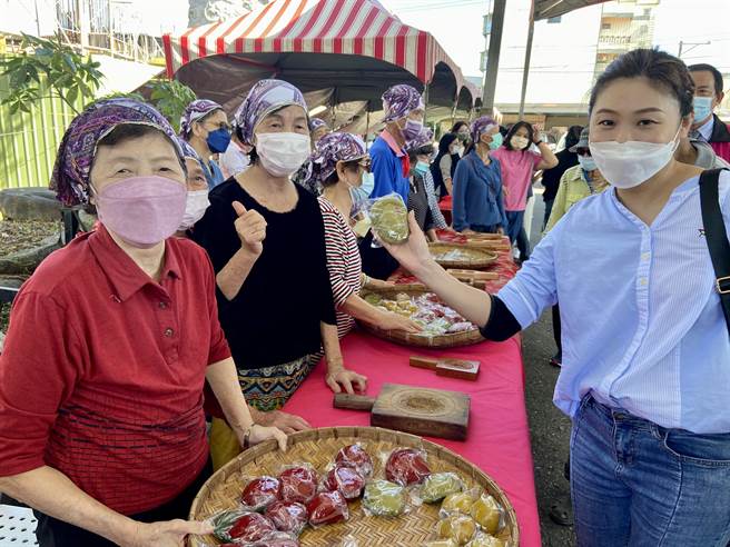 「二结王公文化节」于12月3日揭幕，有农特产草仔粿体验、传统阵头展演及晚间限量80桌、1桌5000元的澎湃福宴。（吴佩蓉摄）