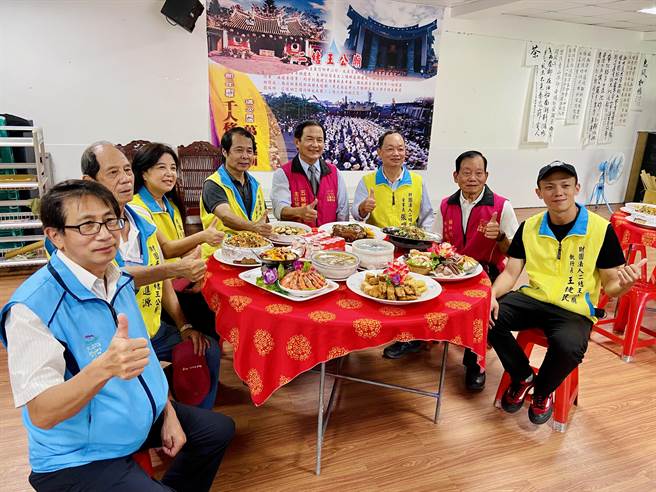 12月3日晚间设有澎派福宴，1桌5000元，限量80桌，即日起可向庙方登记桌数。（吴佩蓉摄）