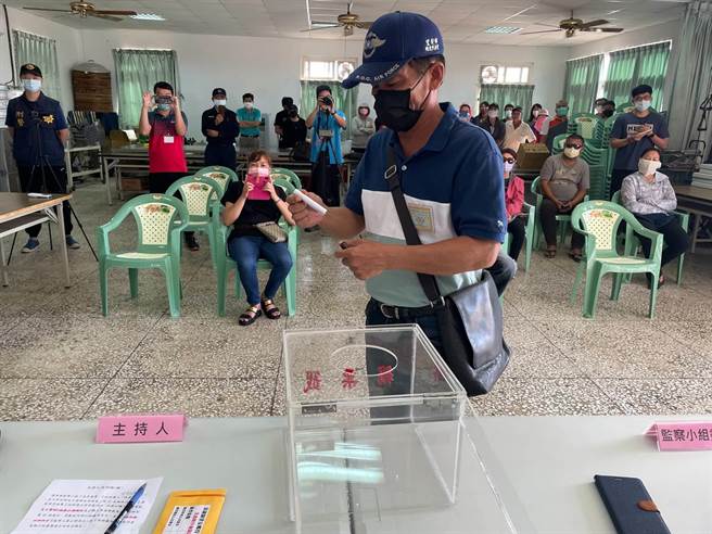 许启庭受到幸运之神更多眷顾，抽中当选籤，顺利连任望安乡民代表。（望安乡选务中心提供）