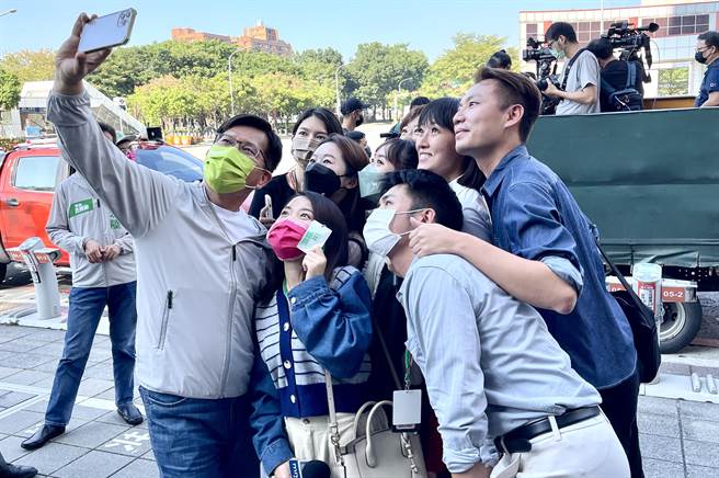 林佳龍接受聯訪後，與現場媒體記者自拍留念，感謝媒體在選戰期間的辛苦採訪。（呂健豪攝）