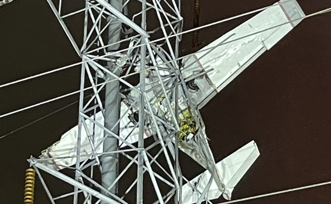 小飞机在华府以北约50公里处撞上高压电缆，造成大规模停电。（图／美联社）