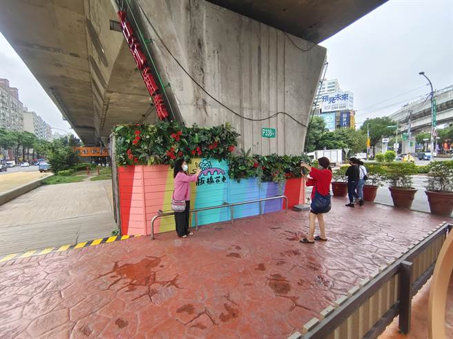 板橋花市彩繪花牆。（板橋區公所提供）