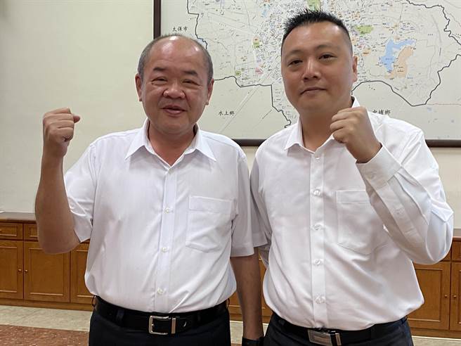 嘉义市议长庄丰安及副议长苏泽峰选后首度到议会。（廖素慧摄）