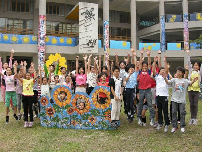 仁美国小谢婉妮老师荣获「活动奉献奖」。(台中市政府提供)