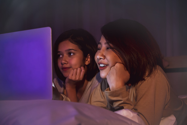 医师指出，大脑也会慢性发炎，尤其是睡眠不足、久坐不运动和长期以耳朵接听手机等生活习惯。（示意图／达志影像）