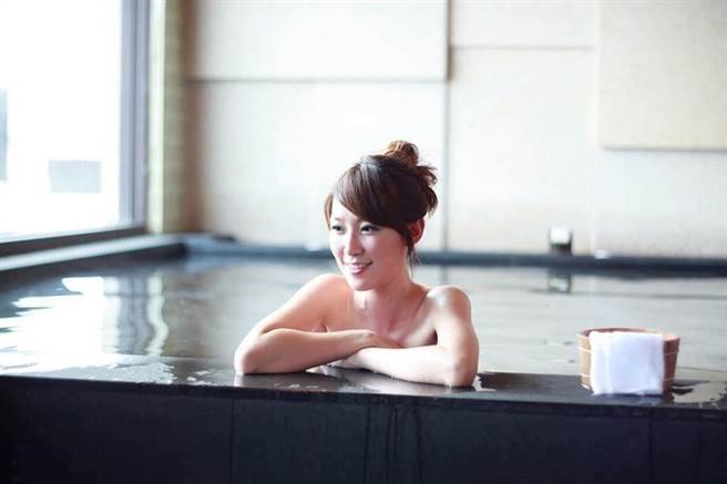 淡水渔人码头福容饭店引进大屯山脉下的碳酸氢钠泉，水质有种特别的滑溜感。(淡水福容饭店提供)