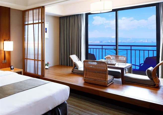 「养身温泉一泊二食专案」可入住网友票选「最美房间」，欣赏超美的海景和夕阳。(淡水福容饭店提供)