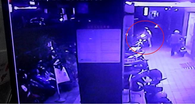 日前年約49歲林女從騎出騎樓時，撞倒2台違停機車，將車扶起後便逕自離去，員警獲報後，竟在調查過程遇到肇事者本人，眼尖認出直呼「就是妳！」（中市警五分局提供／潘虹恩台中傳真）