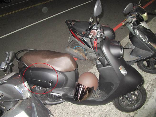 日前年約49歲林女從騎出騎樓時，撞倒2台違停機車，將車扶起後便逕自離去。（中市警五分局提供／潘虹恩台中傳真）