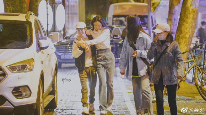 杨幂被拍到当街与郭敬明搂肩。（图／微博）