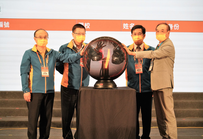 教育部长潘文忠(右2)及教育局长曾灿金(左1)皆亲临会场鼓励学子。(照片/臺北市教育局提供)