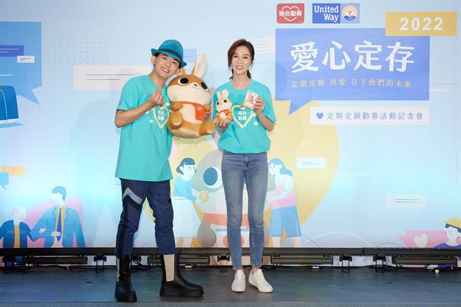 记者会主持人黄子佼（左）讚谢盈萱主持功力不俗。（联合劝募提供）