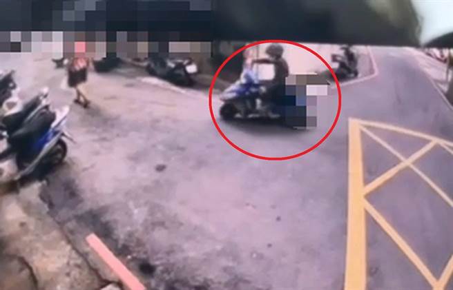 新北市有名45歲的黃姓男子(紅框處)近期頻頻在各地作案，分別在三重、蘆洲及板橋連續犯下飛車搶劫案。(黃敬文翻攝)