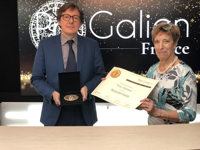 生物活性涂层支架对于急性心肌梗塞治疗具有优越的效果，2021年12月荣获法国盖伦奖（Prix Galien Award）「最佳医疗器材」项目，该奖项被誉为「医药界的诺贝尔奖」。（2021年法国盖伦奖主办单位提供）