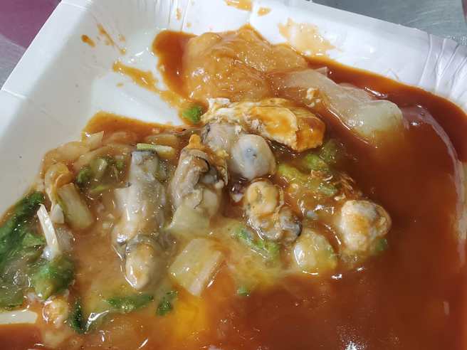 一名网友到苗栗龙凤渔港某快炒点了蚵仔煎，没想到老板没煎熟就上桌。（翻摄自爆怨公社脸书）