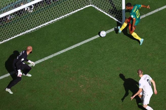 喀麥隆的卡斯特列托（右）包抄遠柱輕鬆打入空門。（路透）