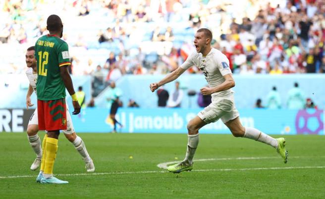 塞爾維亞後衛帕夫洛維奇（右）上半場補時階段頂入追平球。（路透）