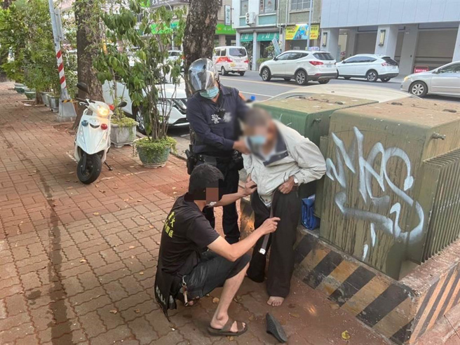吳男因癌末久病厭世，不願再回診就醫逃跑，遭員警尋獲，員警協助吳男穿褲並送回醫院就診。（翻攝照片／崔正綱高雄傳真）