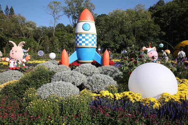 士林官邸菊展的「星空派對」展區，以太空人造型玩偶搭配色彩繽紛的菊花，成為遊客觀賞的熱區。（陳怡誠攝）