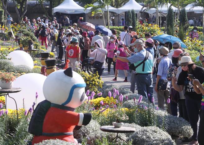士林官邸菊展展出的21萬盆菊花佈滿士林官邸公園每個角落，28日適逢天氣放晴吸引大批民眾前來賞菊。（陳怡誠攝）